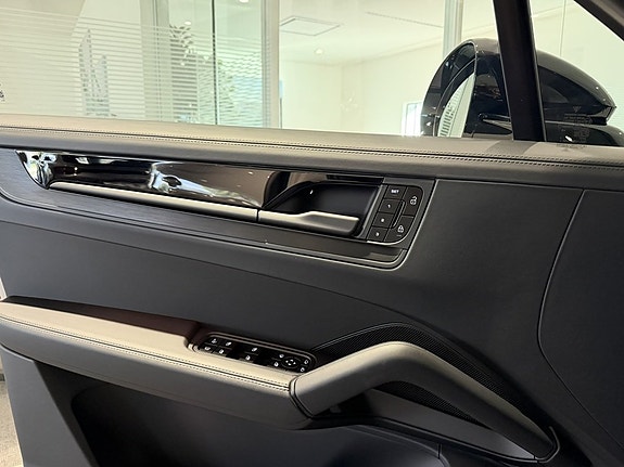 Porsche Cayenne 23 of 27