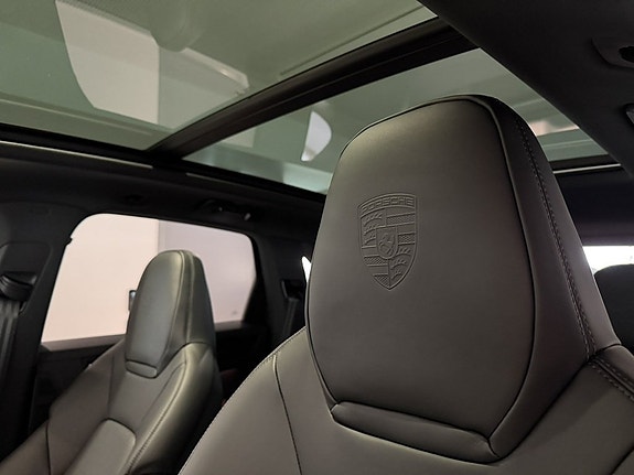 Porsche Cayenne 12 of 27