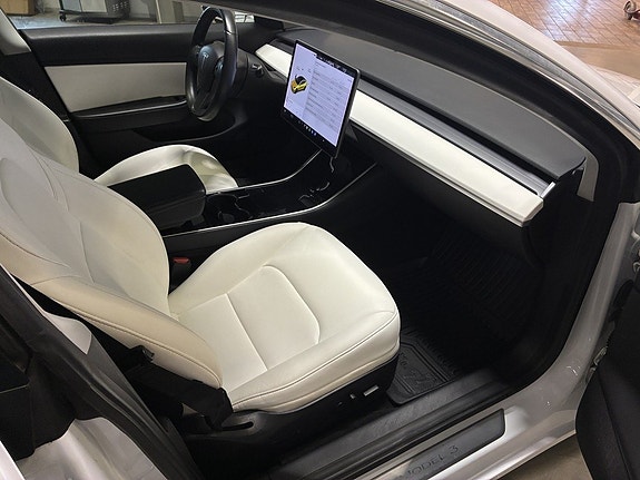 Tesla Model 3 9 of 16