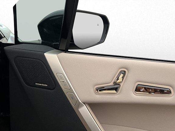 BMW iX 17 of 30