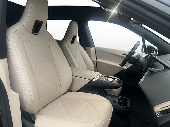 BMW iX 14 of 30
