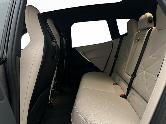 BMW iX 24 of 30