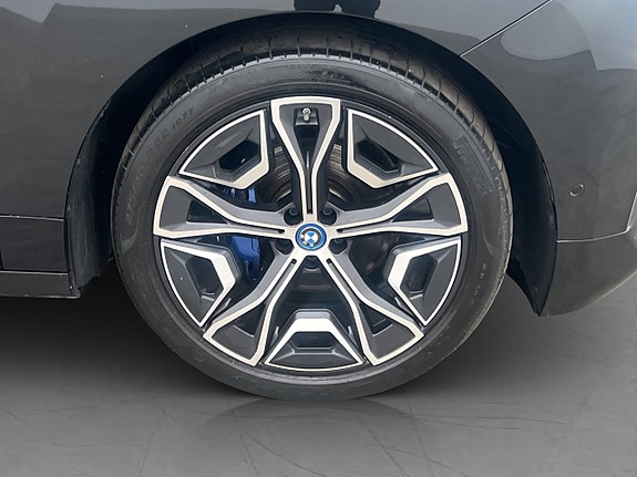 BMW iX 10 of 30