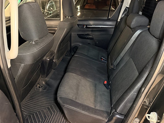 Toyota HiLux 21 of 21