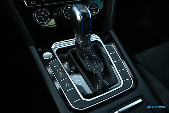 Volkswagen Passat 10 of 21