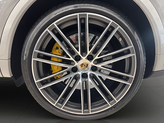 Porsche Cayenne Turbo S 28 of 29
