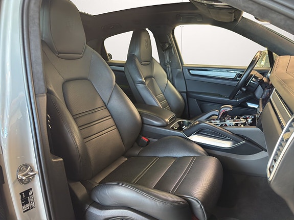 Porsche Cayenne Turbo S 17 of 29
