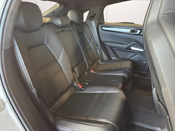Porsche Cayenne Turbo S 16 of 29