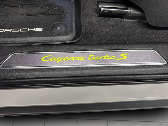 Porsche Cayenne Turbo S 25 of 29