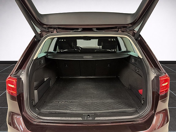 Volkswagen Passat 9 of 16