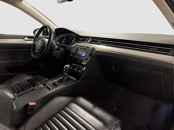 Volkswagen Passat 4 of 16