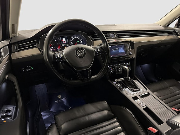 Volkswagen Passat 11 of 16