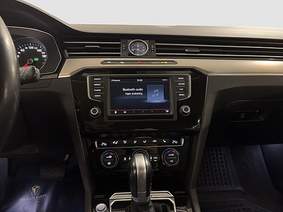 Volkswagen Passat 15 of 16
