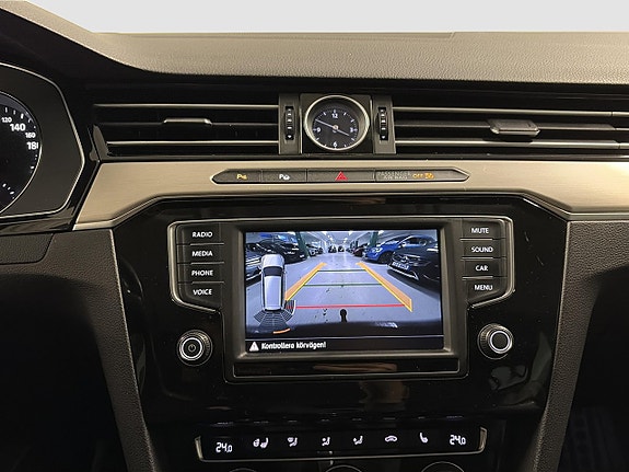 Volkswagen Passat 16 of 16