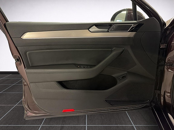 Volkswagen Passat 10 of 16