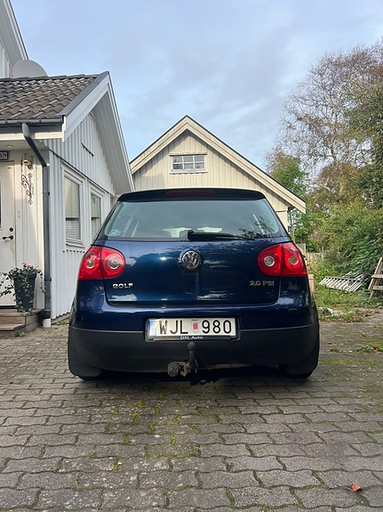 Volkswagen Golf V 2 of 9