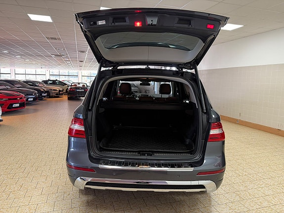 Mercedes-Benz ML350 11 of 26