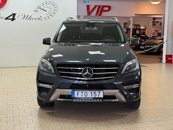 Mercedes-Benz ML350 10 of 26
