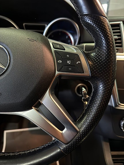Mercedes-Benz ML350 22 of 26