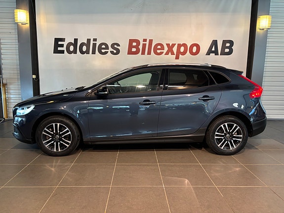 Volvo V40 Cross Country 2 of 12