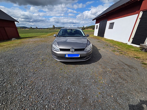 Volkswagen Golf VII 2 of 9