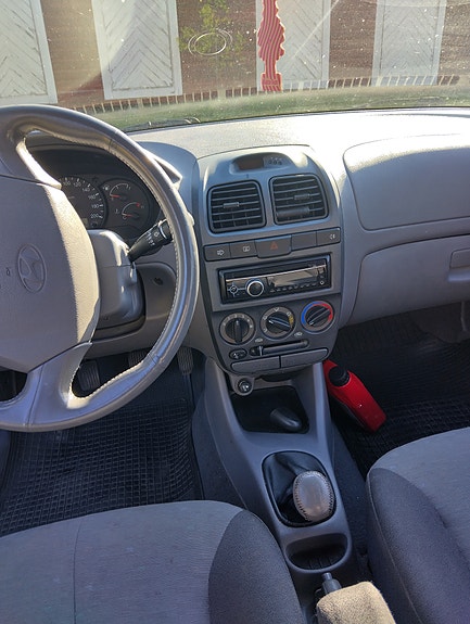 Hyundai Accent 2 of 5