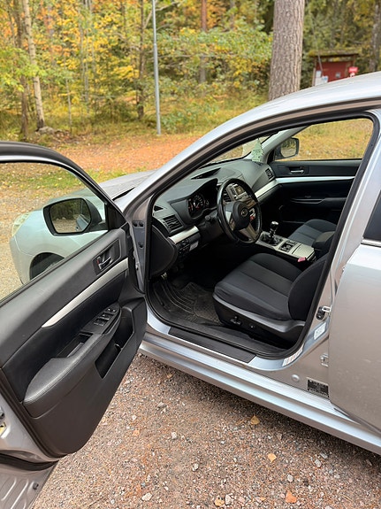 Subaru Legacy 8 of 12