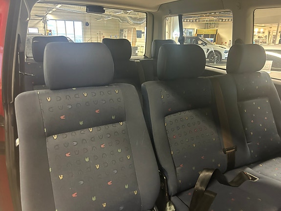 Volkswagen Caravelle 3 of 4