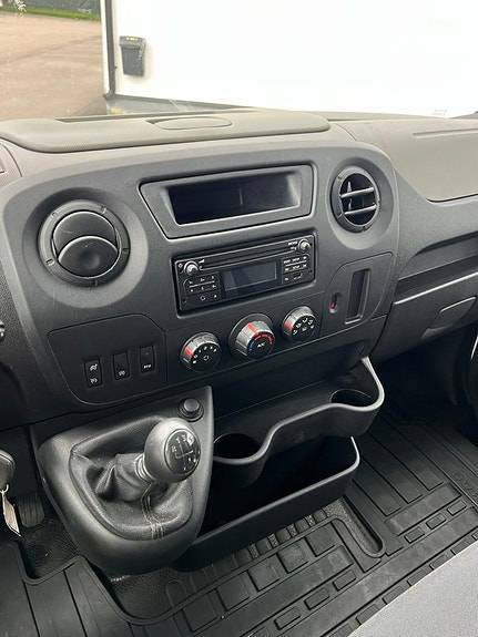 Nissan NV400 12 of 23