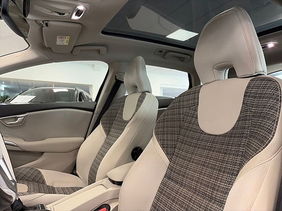 Volvo V40 11 of 26