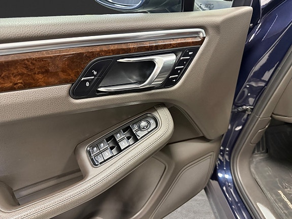 Porsche Macan S 9 of 17
