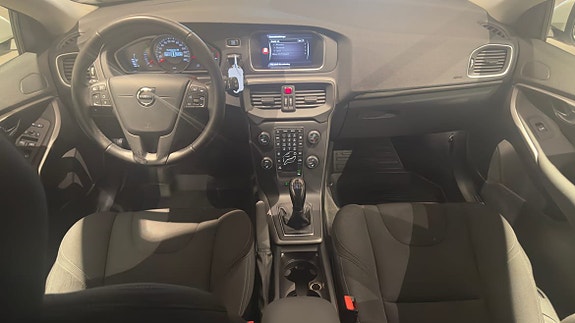 Volvo V40 12 of 19