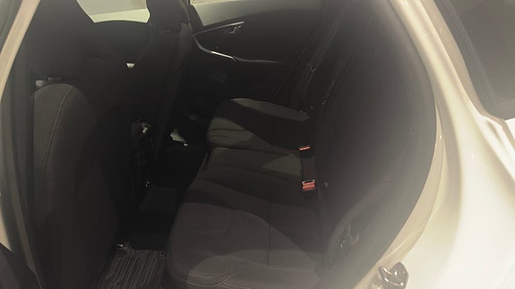 Volvo V40 15 of 19