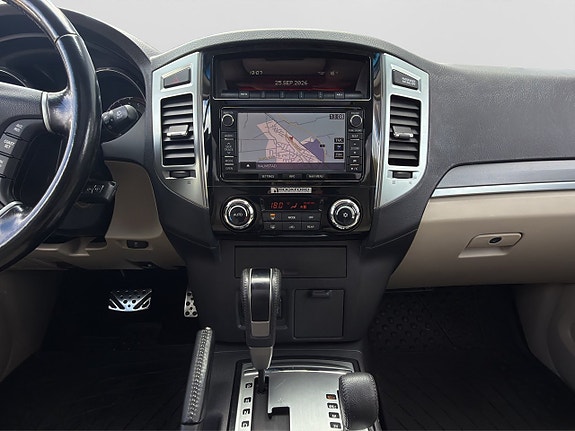 Mitsubishi Pajero 12 of 30