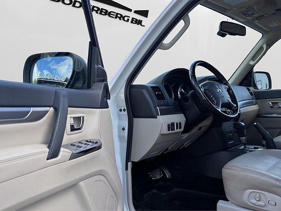 Mitsubishi Pajero 6 of 30