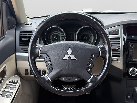 Mitsubishi Pajero 13 of 30