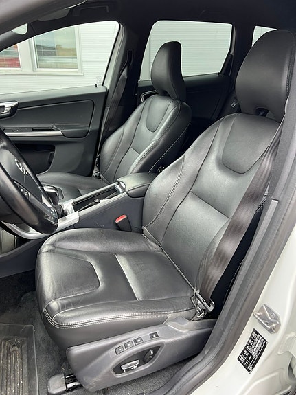 Volvo XC60 11 of 22