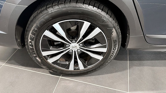 Volvo V90 Cross Country 3 of 9