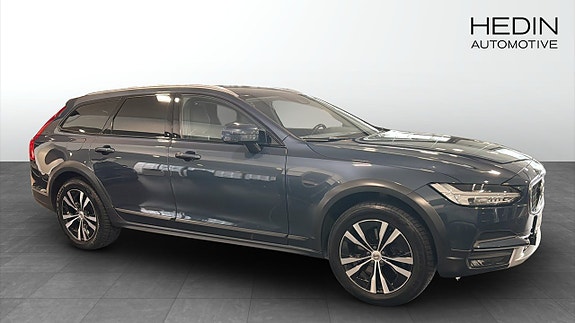 Volvo V90 Cross Country 2 of 9