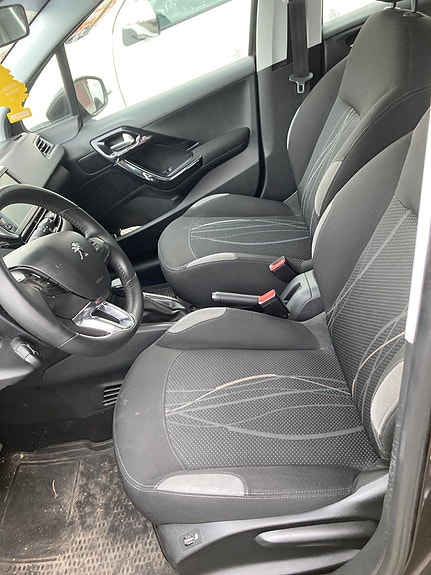 Peugeot 208 3 of 8