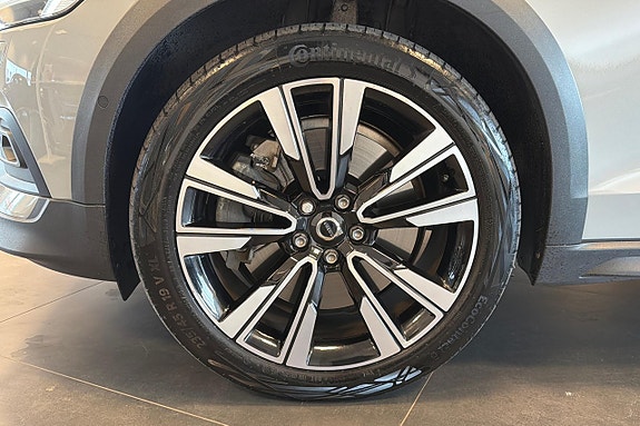 Volvo V60 Cross Country 11 of 30