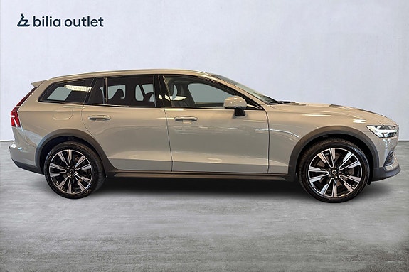 Volvo V60 Cross Country 7 of 30