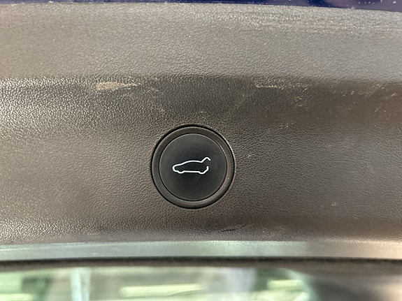 Tesla Model Y 16 of 19
