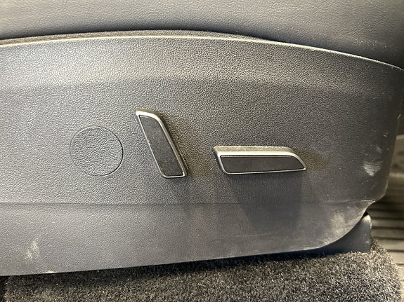 Tesla Model Y 14 of 19