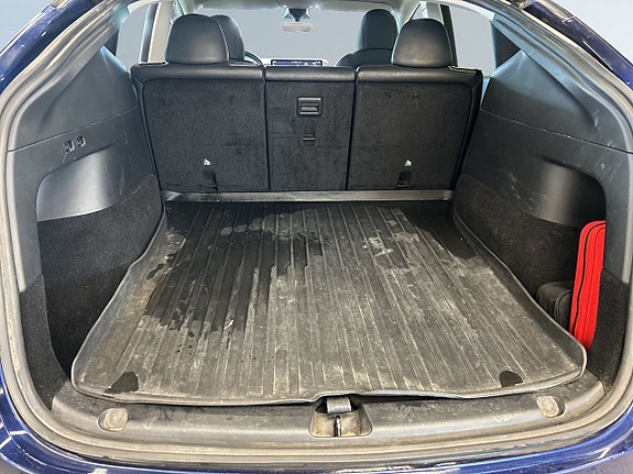 Tesla Model Y 10 of 19