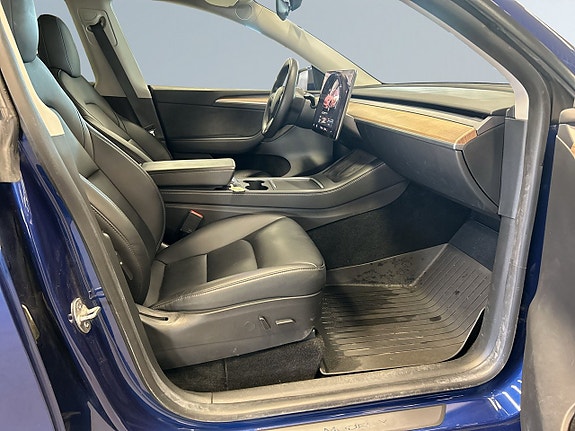 Tesla Model Y 8 of 19