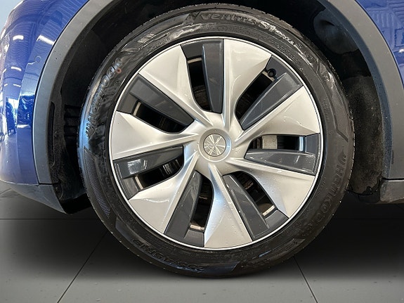 Tesla Model Y 12 of 19