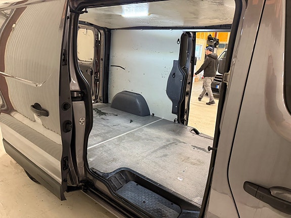 Renault Trafic 12 of 16