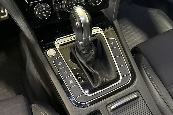 Volkswagen Passat Alltrack 18 of 22