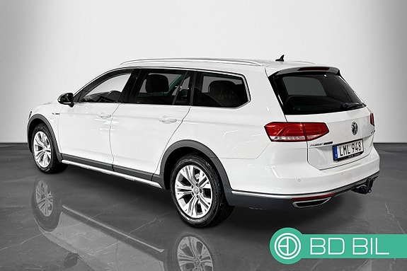 Volkswagen Passat Alltrack 2 of 22